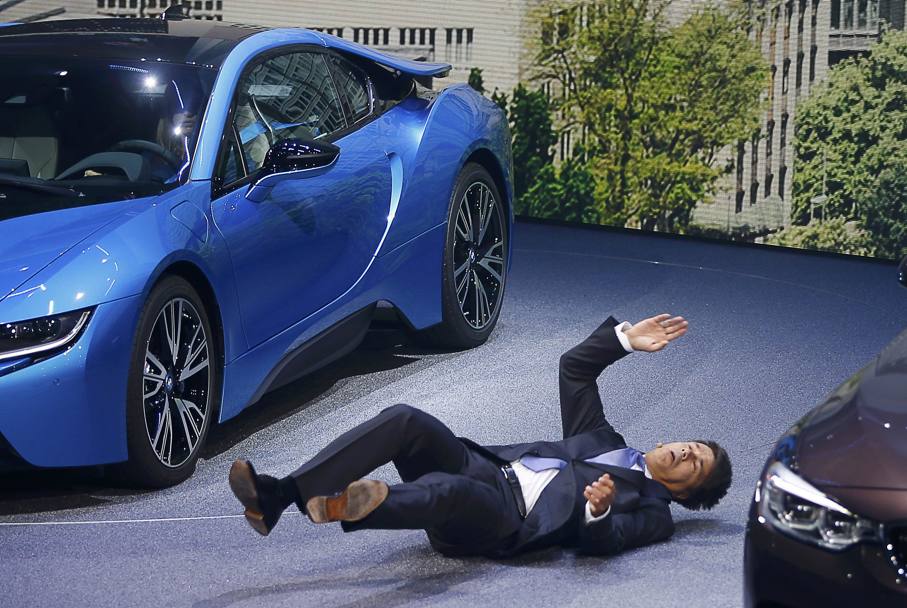 Improvvisamente il presidente della casa automobilistica si  accasciato a terra. Reuters